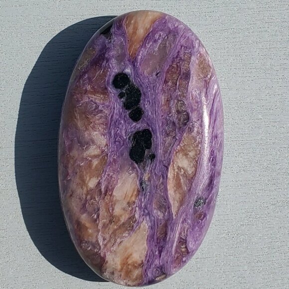Charoite Oval Palm Stone from Syberia (D1) - Picture 1 of 4